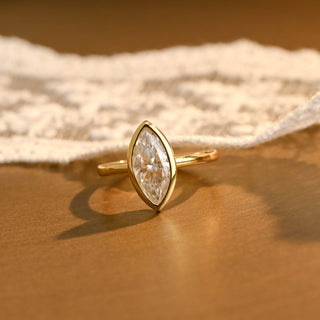 Anillo de compromiso con solitario de diamantes CVD en bisel de talla marquesa de 1,0 a 3,0 quilates