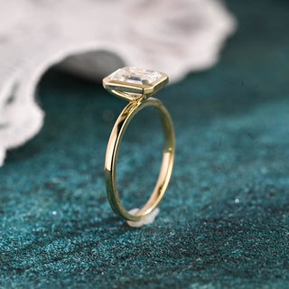 Bague de fiançailles solitaire avec lunette en diamant CVD et émeraude de 1,0 à 3,0 ct