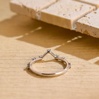 Alliance de mariage incurvée avec pavé de diamants en moissanite à taille ronde