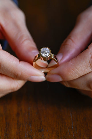 Anillo de compromiso solitario con bisel de diamantes CVD ovalados de 1,0 a 3,0 quilates