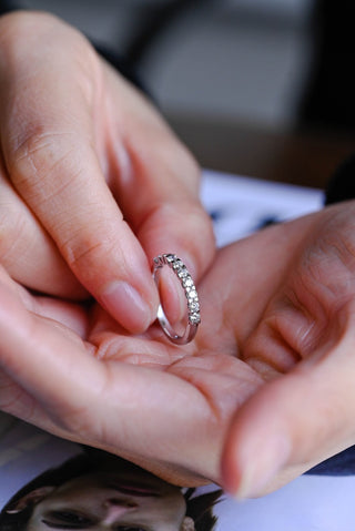 Alliance de mariage semi-éternité avec diamants et moissanite à taille ronde