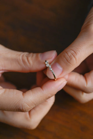 Alianza de boda con diamantes de moissanita de talla redonda para mujer