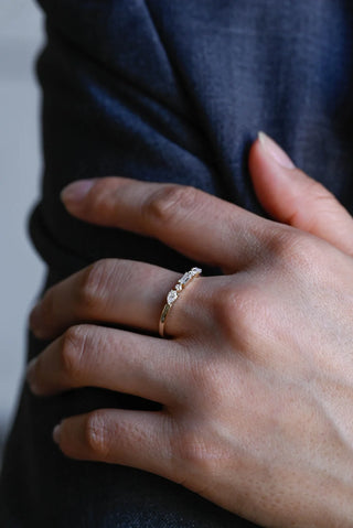 Alianza de boda con diamantes de moissanita de talla esmeralda, redonda y en forma de pera