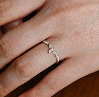 Alliance de mariage en diamants incurvés avec moissanite à taille ronde et marquise