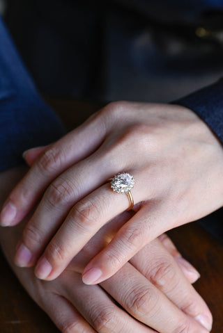 Anillo de compromiso con engaste tipo catedral y halo de diamantes con CVD ovalado de 1,0 a 3,0 quilates