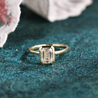 Bague de fiançailles solitaire avec lunette en diamant CVD et émeraude de 1,0 à 3,0 ct