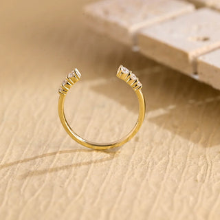 Alliance de mariage à manchette ouverte avec diamants et moissanite à taille ronde