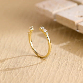 Alliance de mariage à manchette ouverte avec diamants et moissanite à taille ronde