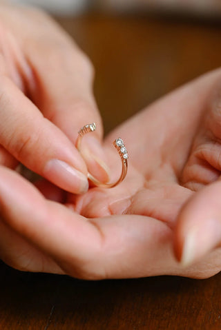 Alliance de mariage à manchette ouverte avec diamants et moissanite à taille ronde