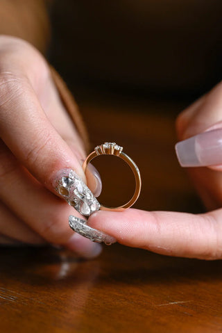 Alianza de boda con tres piedras de diamante y moissanita de talla redonda