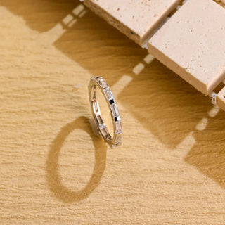 Alliance de mariage éternité complète avec diamants en moissanite taille baguette et barre de sertissage