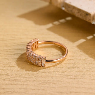 Alliance de mariage demi-éternité en diamants et moissanite à taille ronde et baguette