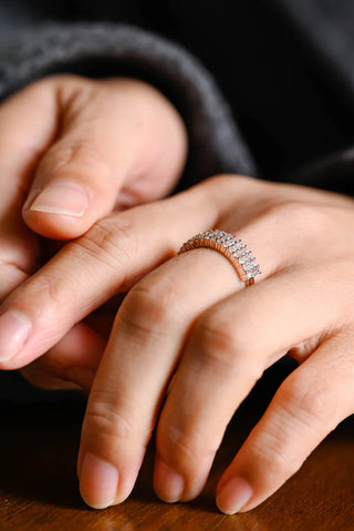 Alliance de mariage demi-éternité en diamants et moissanite à taille ronde et baguette