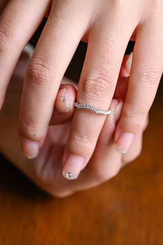 Alliance de mariage demi-éternité en diamants et moissanite à coupe ronde