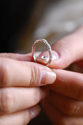 Alliance de mariage demi-éternité en diamants et moissanite à coupe ronde