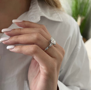 Anillo de compromiso con diamantes CVD redondos de 3,0 a 5,0 quilates y engaste de tres piedras