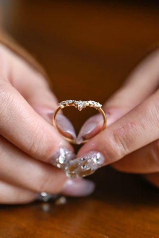 Alliance de mariage incurvée en diamants et moissanite à taille ronde et marquise