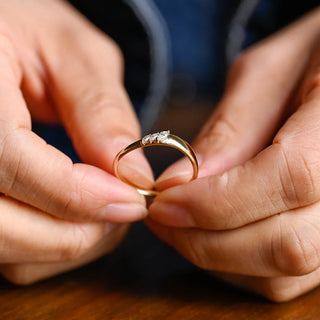 Alianza de boda con tres piedras de diamantes y moissanita de talla marquesa