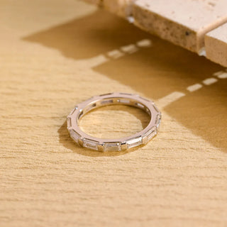 Alliance de mariage éternité complète avec diamants en moissanite taille baguette et barre de sertissage