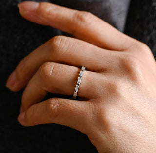 Alliance de mariage éternité complète avec diamants en moissanite taille baguette et barre de sertissage