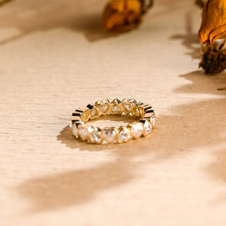 Alliance de mariage éternité en moissanite à taille cœur sertie de diamants