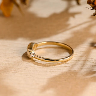 Alianza de boda con diamantes de moissanita de talla redonda y baguette