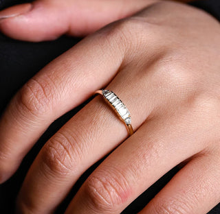 Alianza de boda con diamantes de moissanita de talla redonda y baguette