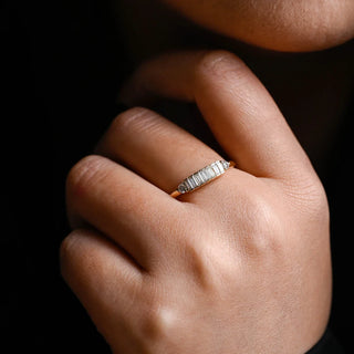 Alianza de boda con diamantes de moissanita de talla redonda y baguette