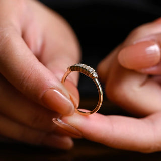 Alianza de boda con diamantes de moissanita de talla redonda y baguette