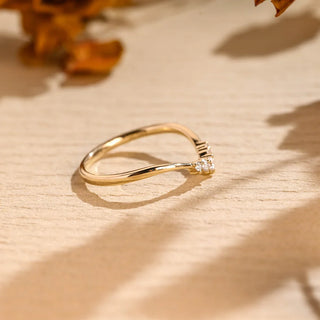 Alliance de mariage incurvée avec diamants en moissanite à taille ronde