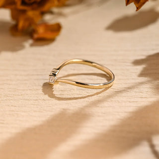 Alliance de mariage incurvée avec diamants en moissanite à taille ronde