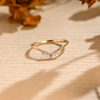 Alliance de mariage incurvée avec diamants en moissanite à taille ronde