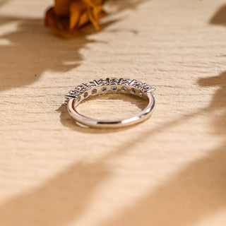 Alliance de mariage à griffes partagées et diamants en moissanite à taille ronde