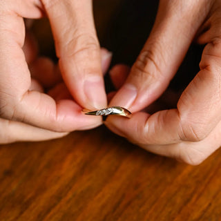 Alianza de boda con tres piedras de diamantes y moissanita de talla marquesa