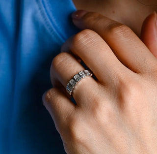 Alliance de mariage demi-éternité en diamants à coupe radiante et moissanite sertie de lunette