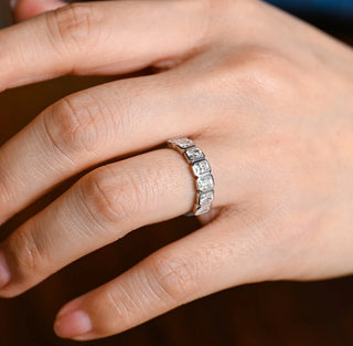 Alliance de mariage demi-éternité en diamants à coupe radiante et moissanite sertie de lunette