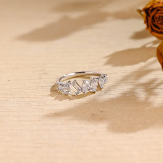 Alliance de mariage en forme mixte avec grappe de diamants en moissanite pour elle