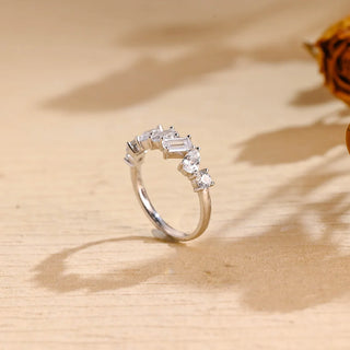 Alliance de mariage en forme mixte avec grappe de diamants en moissanite pour elle