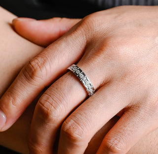 Alianza de boda de eternidad con moissanita de corte redondo y diamantes tipo ladrillo