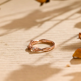 Alianza de boda inspirada en la naturaleza con diamantes de moissanita de talla redonda