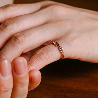 Alianza de boda inspirada en la naturaleza con diamantes de moissanita de talla redonda