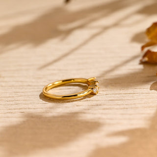 Alianza de boda con tres piedras de diamantes de moissanita de talla redonda y baguette