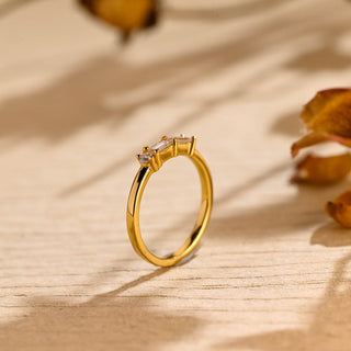 Alianza de boda con tres piedras de diamantes de moissanita de talla redonda y baguette