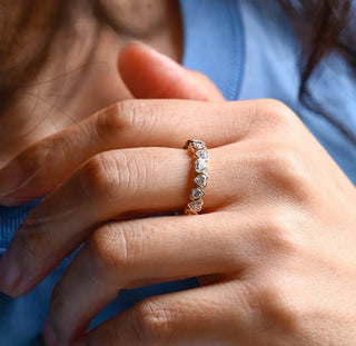 Alianza de boda de eternidad con bisel de diamantes y moissanita de talla corazón