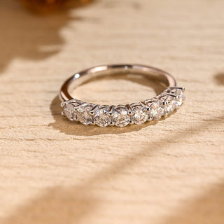 Alliance de mariage à griffes partagées et diamants en moissanite à taille ronde