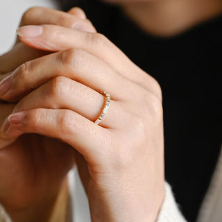 Alianza de boda de media eternidad con diamantes engastados en barra de moissanita de talla baguette