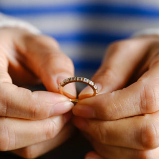 Alianza de boda de media eternidad con diamantes engastados en barra de moissanita de talla baguette