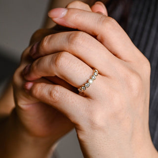 Alliance de mariage demi-éternité avec diamants en moissanite à taille ronde et serti clos