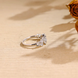 Alliance de mariage en forme mixte avec grappe de diamants en moissanite pour elle