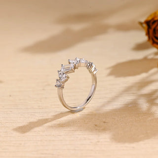 Alliance de mariage en forme mixte avec grappe de diamants en moissanite pour elle